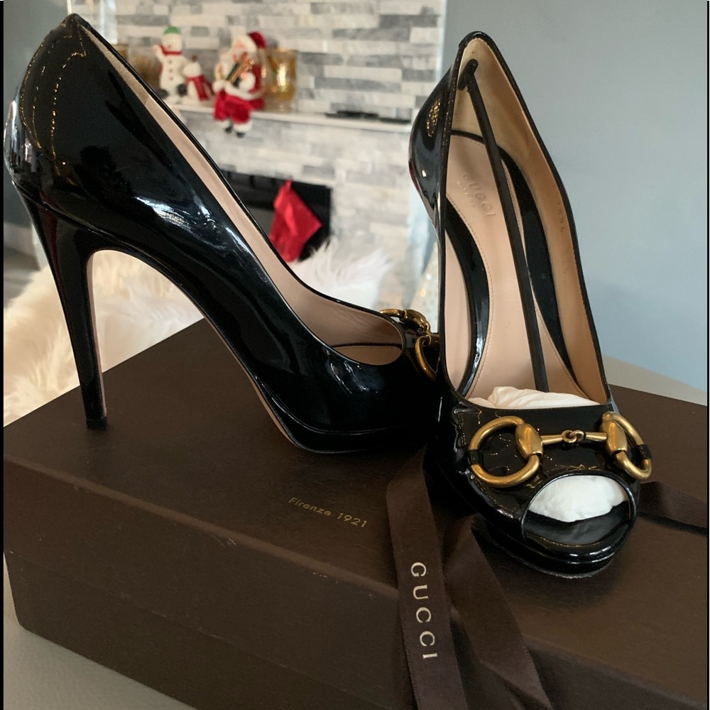 SOLD! Gucci heels with gold hardware 37.5